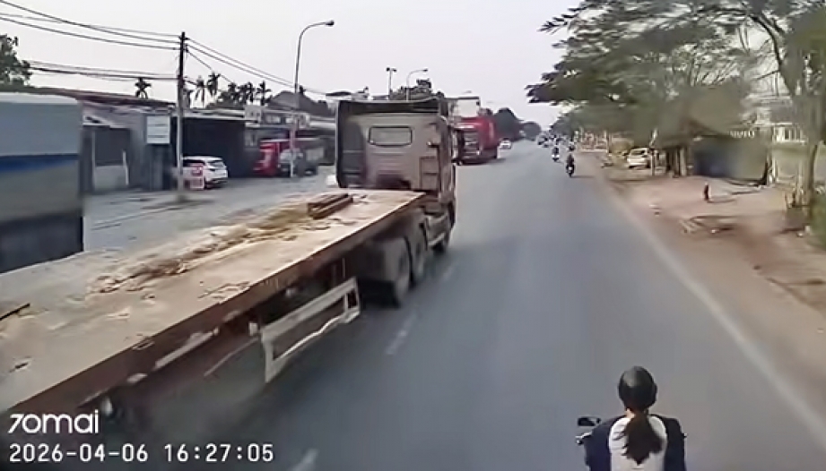 Clip TNGT: Tài xế ẩn cô gái và xe máy dưới gầm xe đi 500m mà không biết gì