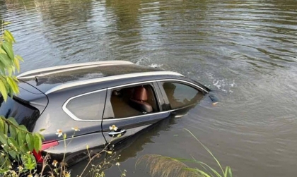 Ảnh TNGT: Mất lái, tài xế cho Hyundai Santa Fe lao xuống mương tắm mát