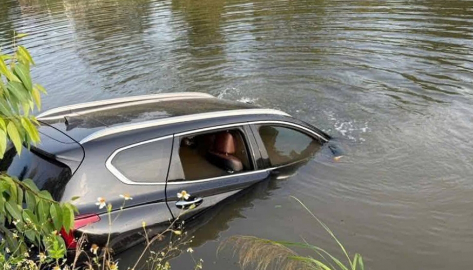 Ảnh TNGT: Mất lái, tài xế cho Hyundai Santa Fe lao xuống mương tắm mát