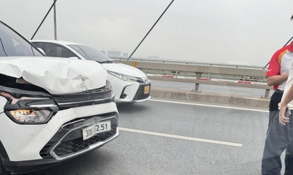 Ảnh TNGT: Không làm chủ tốc độ, tài xế KIA Carens lĩnh đủ vì đâm vào Hyundai Tucson