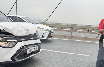 Ảnh TNGT: Không làm chủ tốc độ, tài xế KIA Carens lĩnh đủ vì đâm vào Hyundai Tucson