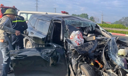 Ảnh TNGT: Tài xế VinFast Limo Green nghi buồn ngủ, đâm đuôi xe tải trên cao tốc