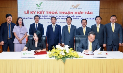 V-Green thỏa thuận triển khai 170 trạm sạc ô tô, 16.000 tủ đổi pin xe máy điện cùng Vietnam Post