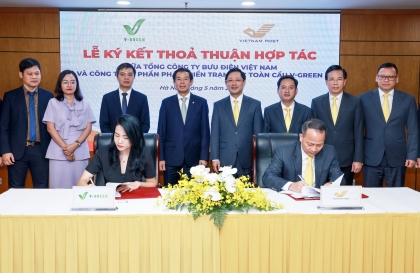 V-Green thỏa thuận triển khai 170 trạm sạc ô tô, 16.000 tủ đổi pin xe máy điện cùng Vietnam Post