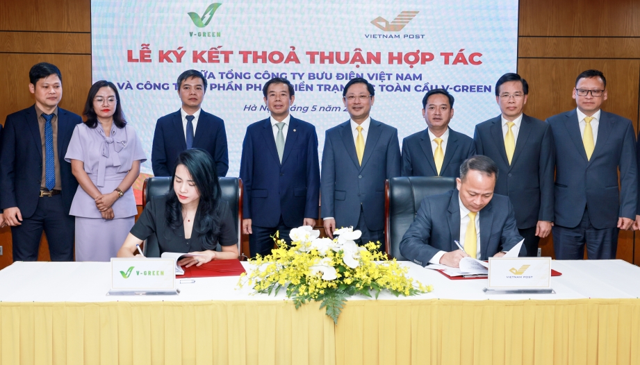V-Green thỏa thuận triển khai 170 trạm sạc ô tô, 16.000 tủ đổi pin xe máy điện cùng Vietnam Post