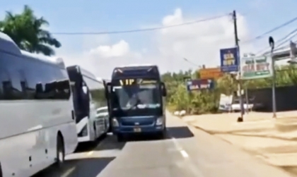 Theo các bác, tài xe gắn cam có nên xuống xin lỗi tài xe khách 45 chỗ... rồi gửi clip cho CSGT???
