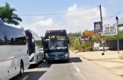 Theo các bác, tài xe gắn cam có nên xuống xin lỗi tài xe khách 45 chỗ... rồi gửi clip cho CSGT???
