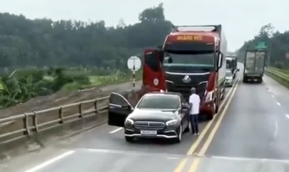 Tài xế Mercedes-Benz S-Class dừng xe, chặn đầu xe khác trên cao tốc Nội Bài - Lào Cai