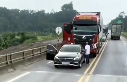 Tài xế Mercedes-Benz S-Class dừng xe, chặn đầu xe khác trên cao tốc Nội Bài - Lào Cai