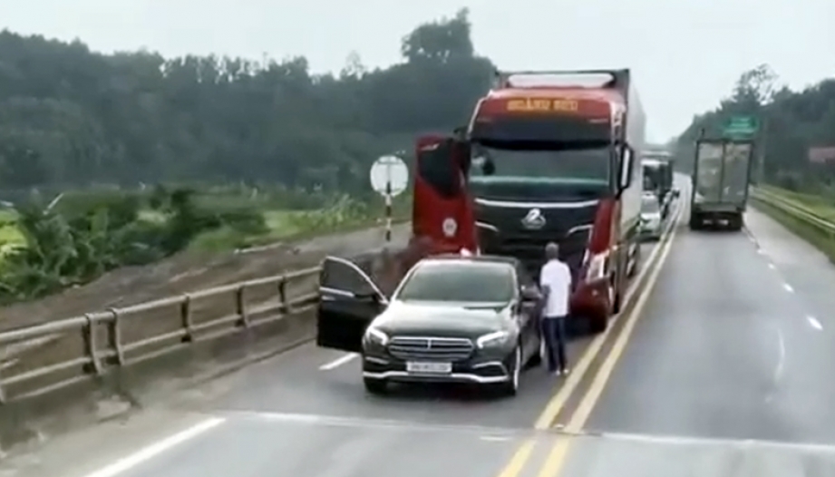 Tài xế Mercedes-Benz S-Class dừng xe, chặn đầu xe khác trên cao tốc Nội Bài - Lào Cai