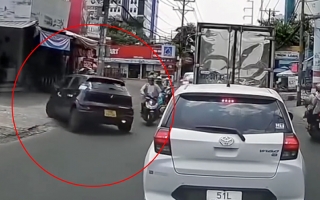 Clip TNGT: Mất kiểm soát, tài xế VinFast VF 5 vẽ một vòng tròn hoàn hảo trước khi đâm vào xe tải