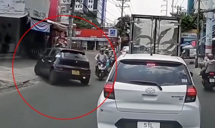 Clip TNGT: Mất kiểm soát, tài xế VinFast VF 5 vẽ một vòng tròn hoàn hảo trước khi đâm vào xe tải.