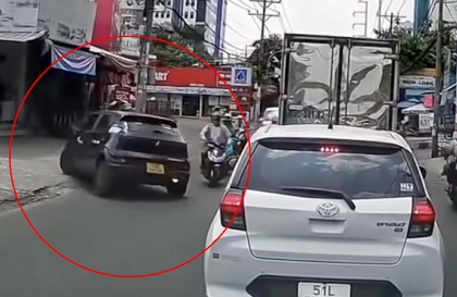 Clip TNGT: Mất kiểm soát, tài xế VinFast VF 5 vẽ một vòng tròn hoàn hảo trước khi đâm vào xe tải