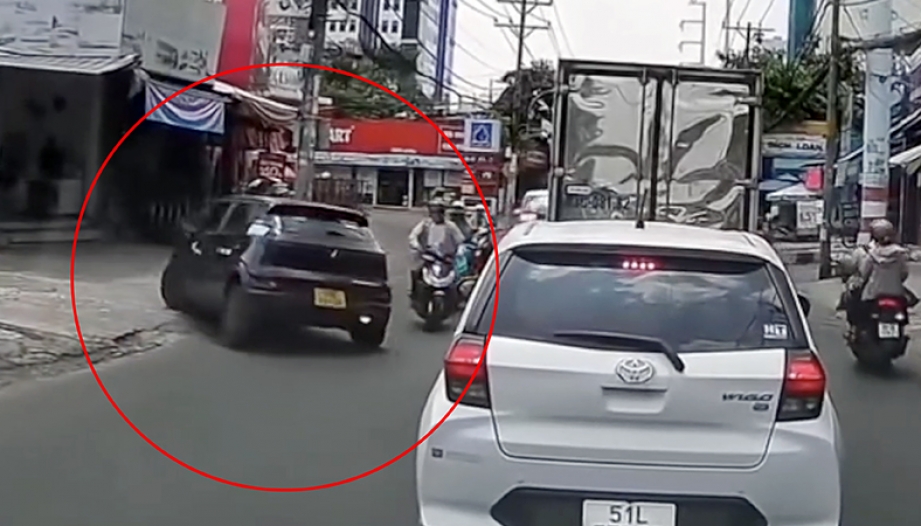 Clip TNGT: Mất kiểm soát, tài xế VinFast VF 5 vẽ một vòng tròn hoàn hảo trước khi đâm vào xe tải.