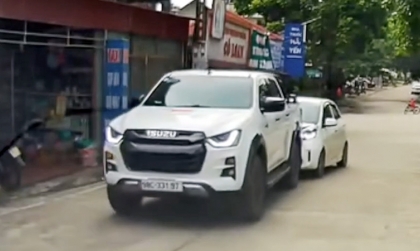 Clip TNGT: Nhầm số lùi, Isuzu D-max lùi thẳng đầu KIA Morning...