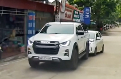 Clip TNGT: Nhầm số lùi, Isuzu D-max lùi thẳng đầu KIA Morning...