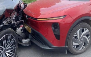 Ảnh TNGT: Chẳng biết nói gì với bác VinFast Limo, chỉ biết EQS hiện có giá bán khoảng 5 tỷ đồng