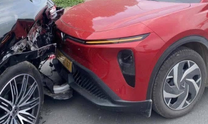 Ảnh TNGT: Chẳng biết nói gì với bác VinFast Limo, chỉ biết EQS hiện có giá bán khoảng 5 tỷ đồng