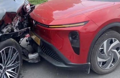 Ảnh TNGT: Chẳng biết nói gì với bác VinFast Limo, chỉ biết EQS hiện có giá bán khoảng 5 tỷ đồng