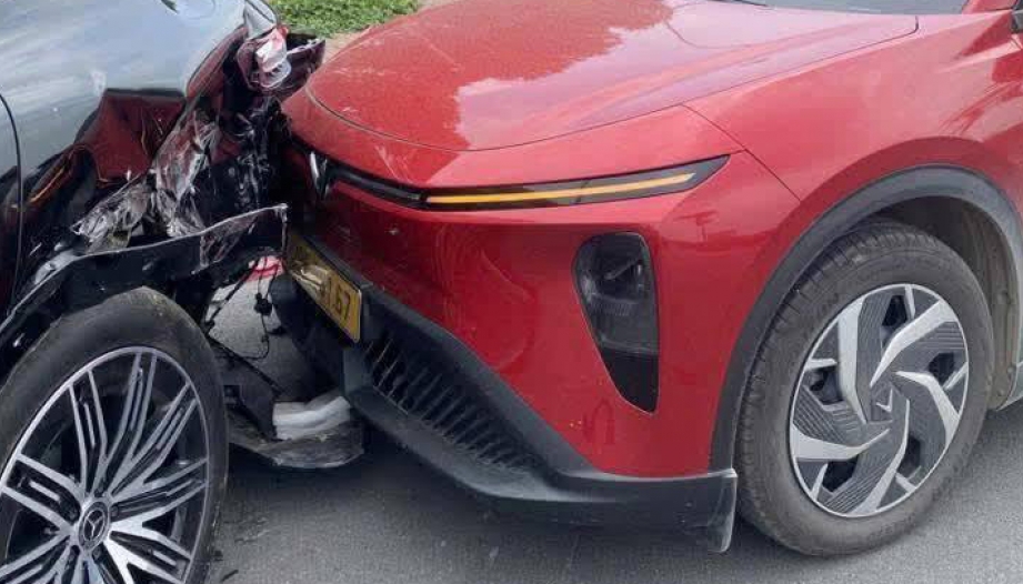 Ảnh TNGT: Chẳng biết nói gì với bác VinFast Limo, chỉ biết EQS hiện có giá bán khoảng 5 tỷ đồng