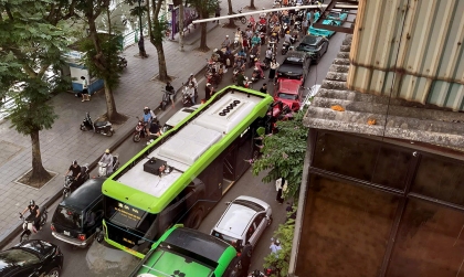 Ảnh TNGT: Tai nạn liên hoàn giữa 8 xe tại nội đô Hà Nội, Vinbus là chiếc xe đi cuối cùng