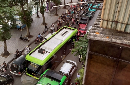 Ảnh TNGT: Tai nạn liên hoàn giữa 8 xe tại nội đô Hà Nội, Vinbus là chiếc xe đi cuối cùng