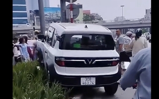 Clip TNGT: Đang đi tự nhiên, VinFast VF 3 bị cột điện lao ra ngáng đường...