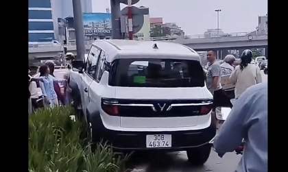 Clip TNGT: Đang đi tự nhiên, VinFast VF 3 bị cột điện lao ra ngáng đường...
