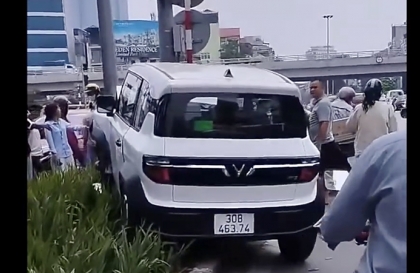 Clip TNGT: Đang đi tự nhiên, VinFast VF 3 bị cột điện lao ra ngáng đường...
