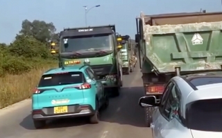 Ý thức Giao thông: Bạn không lầm đâu, VinFast VF e34 cứng lắm, cả tài lẫn xe...
