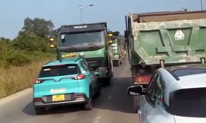 Ý thức Giao thông: Bạn không lầm đâu, VinFast VF e34 cứng lắm, cả tài lẫn xe...