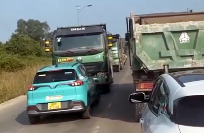 Ý thức Giao thông: Bạn không lầm đâu, VinFast VF e34 cứng lắm, cả tài lẫn xe...