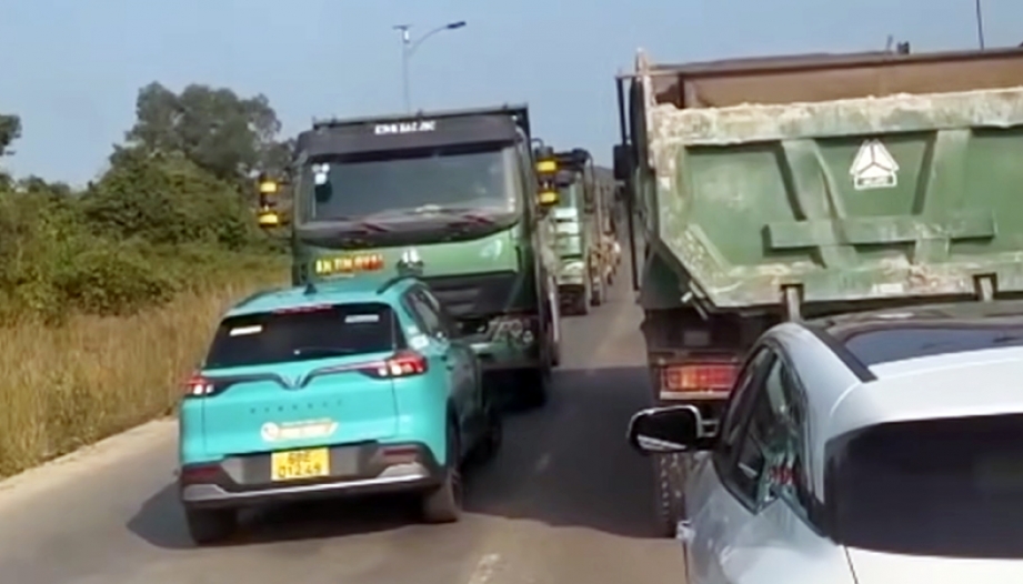 Ý thức Giao thông: Bạn không lầm đâu, VinFast VF e34 cứng lắm, cả tài lẫn xe...