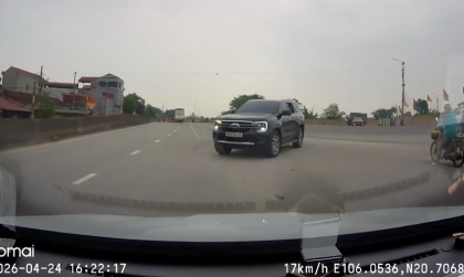 Ý thức Giao thông: Tài xế Ford Everest thản nhiên đi ngược chiều trên QL39