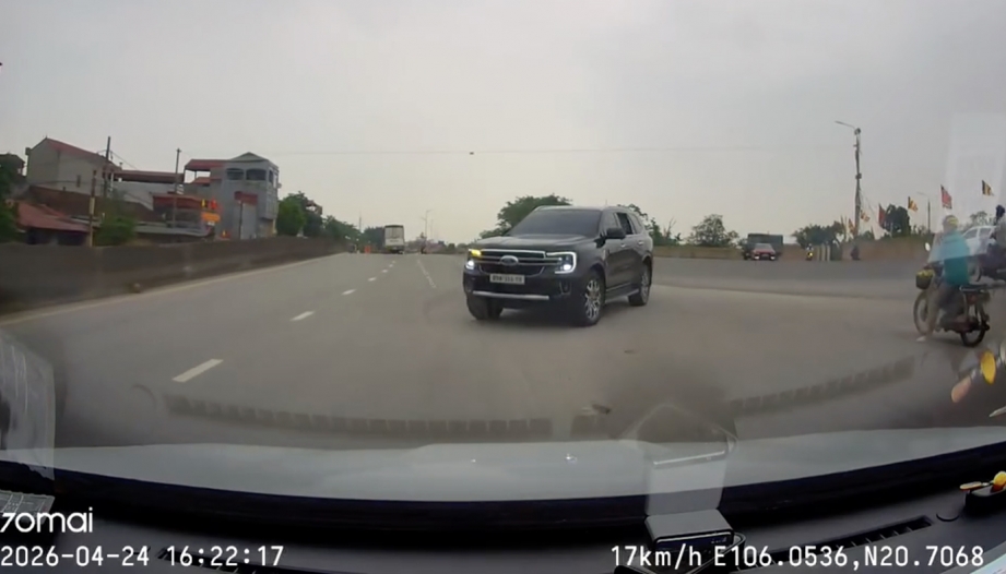 Ý thức Giao thông: Tài xế Ford Everest thản nhiên đi ngược chiều trên QL39