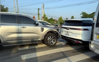 Ảnh TNGT: Đâm phải VinFast VF 9, Ford Everest vỡ nát một bên đầu xe