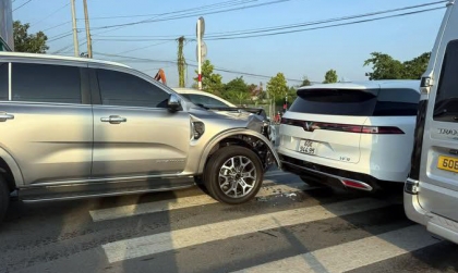 Ảnh TNGT: Đâm phải VinFast VF 9, Ford Everest vỡ nát một bên đầu xe