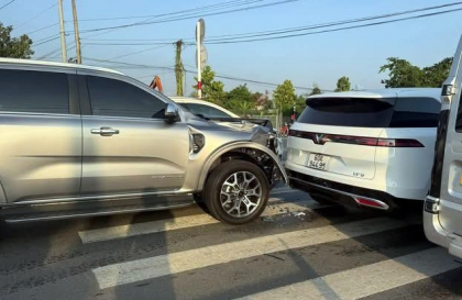 Ảnh TNGT: Đâm phải VinFast VF 9, Ford Everest vỡ nát một bên đầu xe