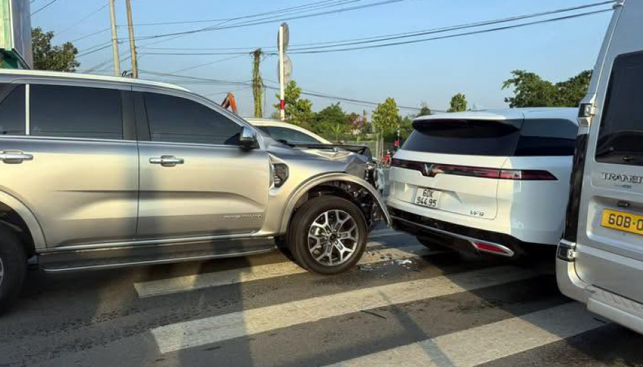 Ảnh TNGT: Đâm phải VinFast VF 9, Ford Everest vỡ nát một bên đầu xe