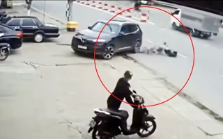 Clip TNGT: Lạ lùng tài xế VinFast Lux SA lùi xe đúng ông cụ đi xe đạp mà vẫn điềm nhiên ngồi yên trên xe