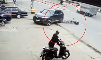 Clip TNGT: Lạ lùng tài xế VinFast Lux SA lùi xe đúng ông cụ đi xe đạp mà vẫn điềm nhiên ngồi yên trên xe