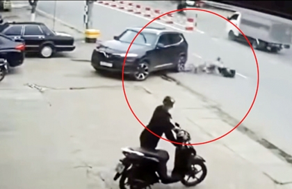 Clip TNGT: Lạ lùng tài xế VinFast Lux SA lùi xe đúng ông cụ đi xe đạp mà vẫn điềm nhiên ngồi yên trên xe