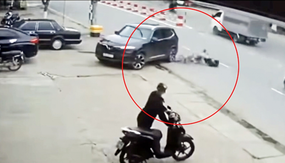 Clip TNGT: Lạ lùng tài xế VinFast Lux SA lùi xe đúng ông cụ đi xe đạp mà vẫn điềm nhiên ngồi yên trên xe
