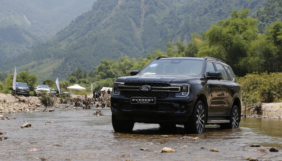 Ford Everest mới: Bạn thích Ecoboost 2.3, Diesel 2.0 4x4 hay thực dụng với 2.0 Active?
