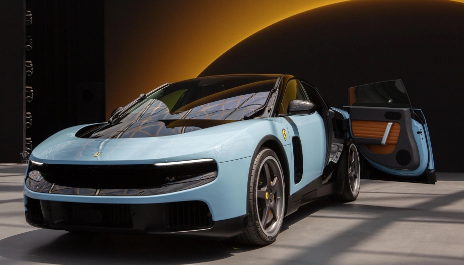 Ferrari Luce trong cơn bão truyền thông; Chính phủ lên tiếng, đối thủ giật mình và cổ phiếu giảm mạnh