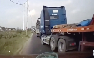 Ý thức Giao thông: Tài xế xe đầu kéo vô cớ ép xe con ra hẳn vệ đường...