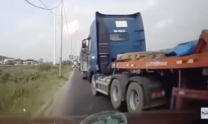 Ý thức Giao thông: Tài xế xe đầu kéo vô cớ ép xe con ra hẳn vệ đường...