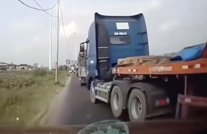 Ý thức Giao thông: Tài xế xe đầu kéo vô cớ ép xe con ra hẳn vệ đường...