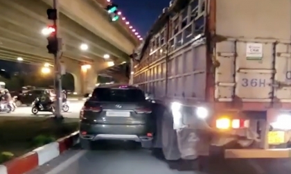 Clip TNGT:  Xe tải mở rộng cua lấy lái, đúng lúc Lexus điền vào chỗ trống...
