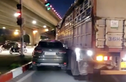 Clip TNGT:  Xe tải mở rộng cua lấy lái, đúng lúc Lexus điền vào chỗ trống...